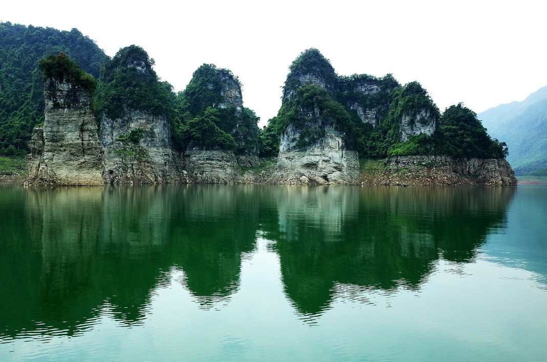 Dãy núi đá vôi phản chiếu bóng dưới lòng hồ thủy điện Na Hang. Ảnh: Hải Dương