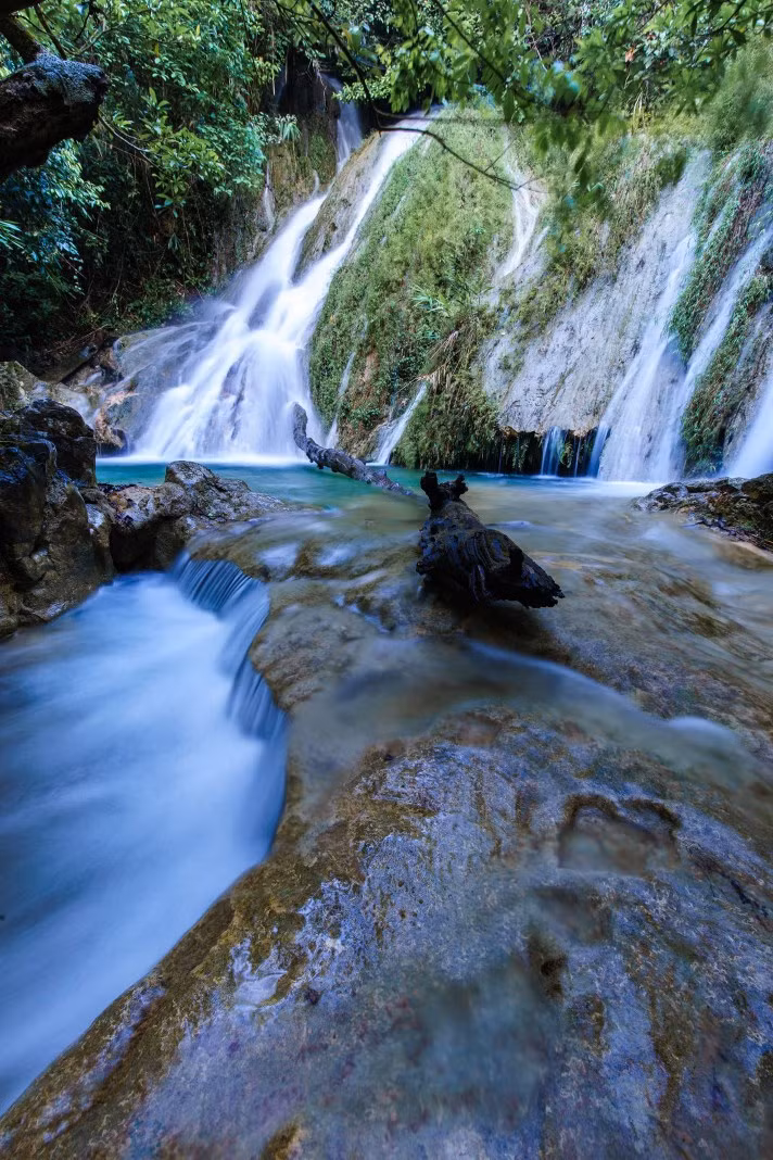 Thác Khuổi Nhi nằm sâu bên trong khu rừng. Ảnh: Hải Dương