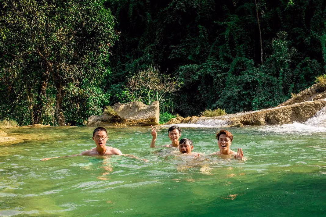 Du khách có thể trải nghiệm tắm thác tại đây. Ảnh: Hải Dương