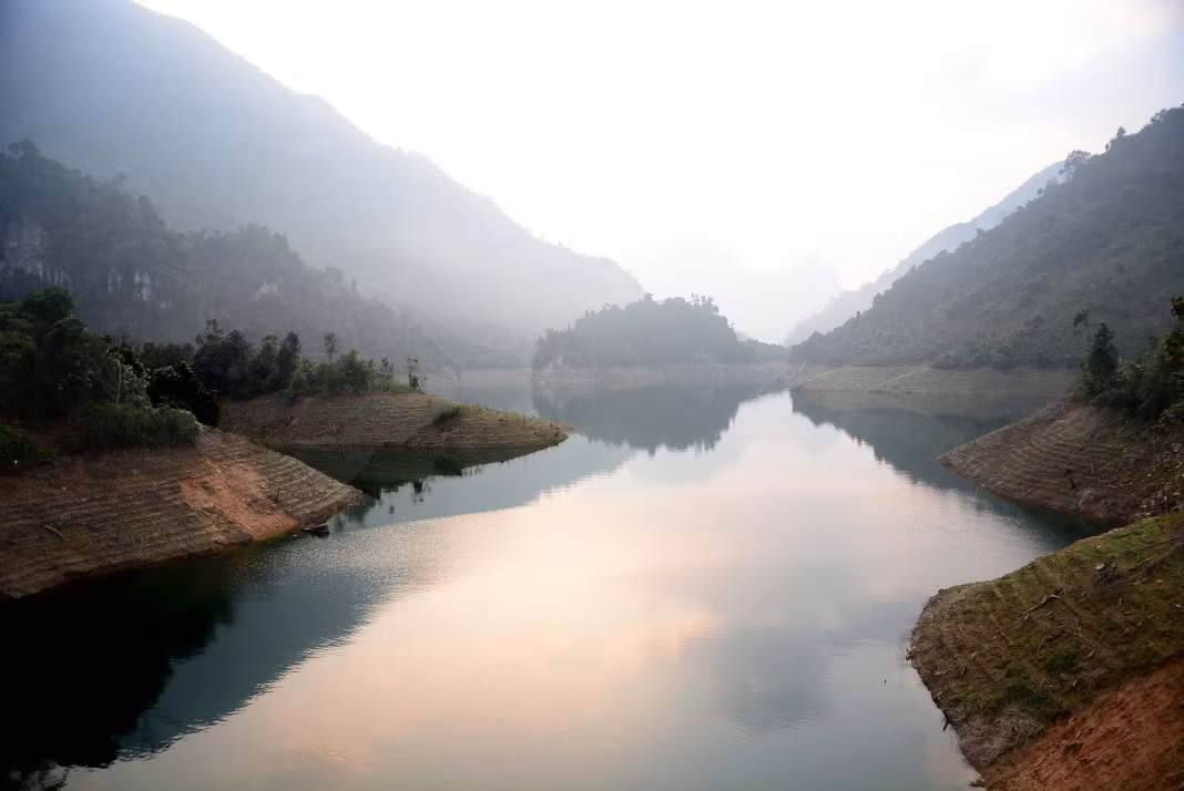 Khung cảnh buổi sáng phủ sương mù trên sông Gâm. Ảnh: Hải Dương