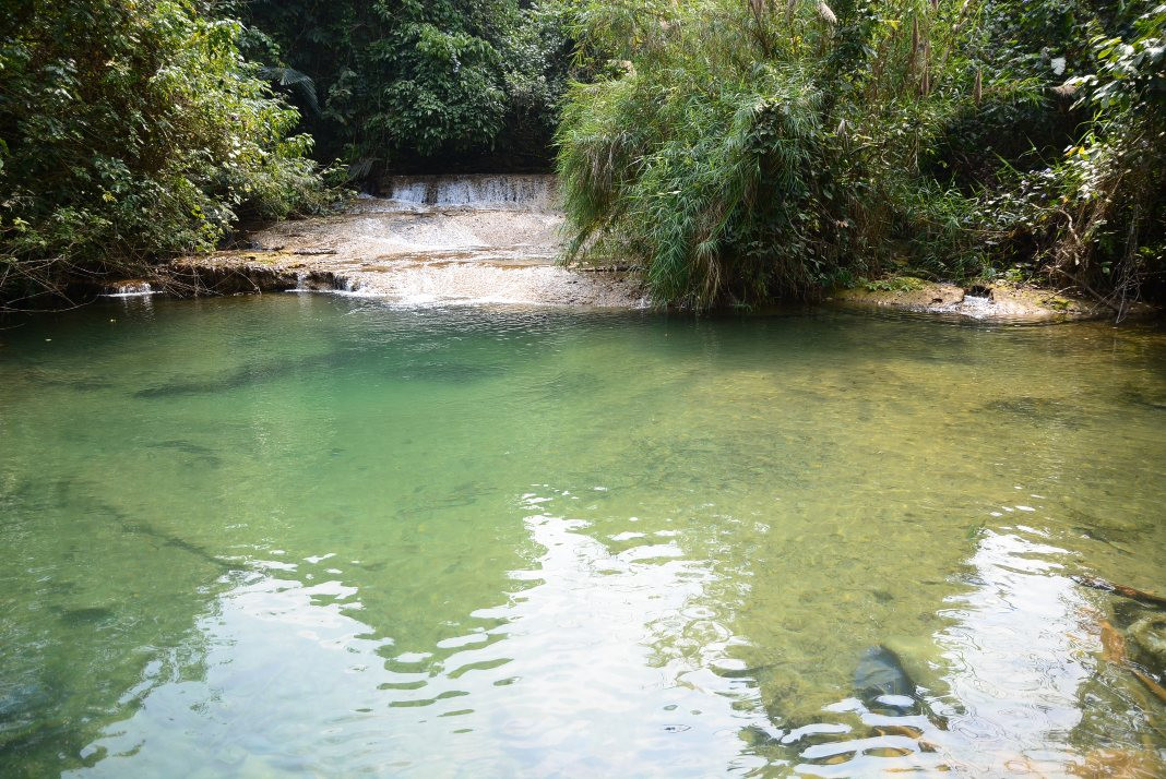 Một hồ nước trong vắt, có thể nhìn tận đáy. Ảnh: Hải Dương