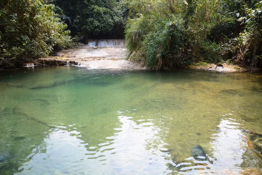 Một hồ nước trong vắt, có thể nhìn tận đáy. Ảnh: Hải Dương