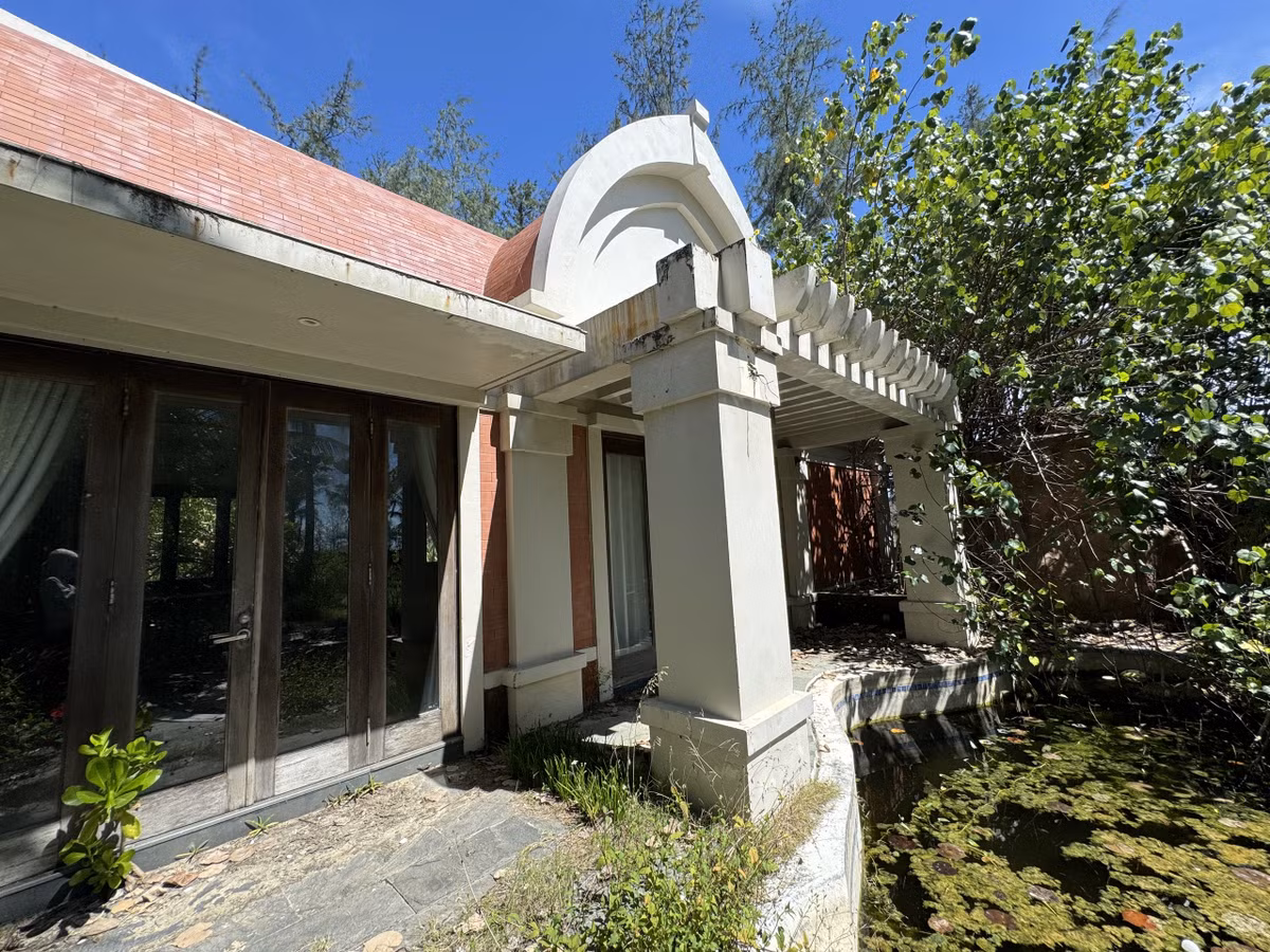 Các biệt thự ở đây có dấu hiệu bị xuống cấp. (Ảnh: Người lao động).