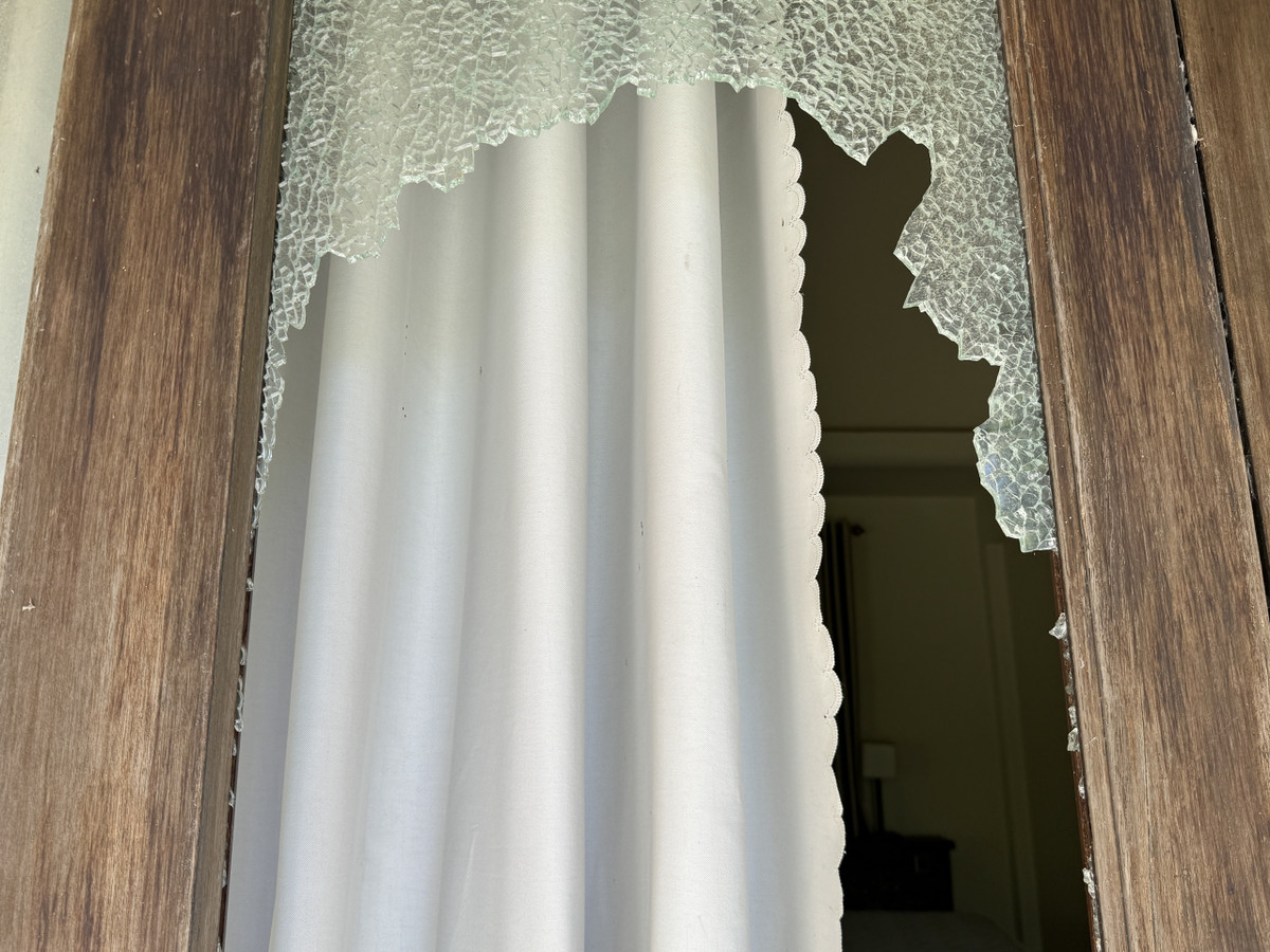 Nhiều cửa kính của căn resort ven biển tại dự án bị vỡ vụn. (Ảnh: Người lao động).