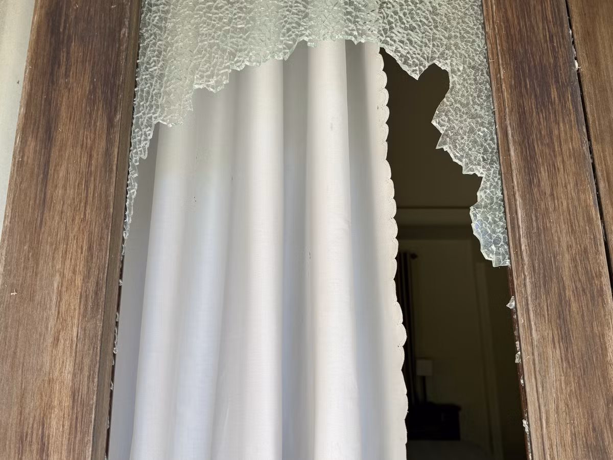 Nhiều cửa kính của căn resort ven biển tại dự án bị vỡ vụn. (Ảnh: Người lao động).