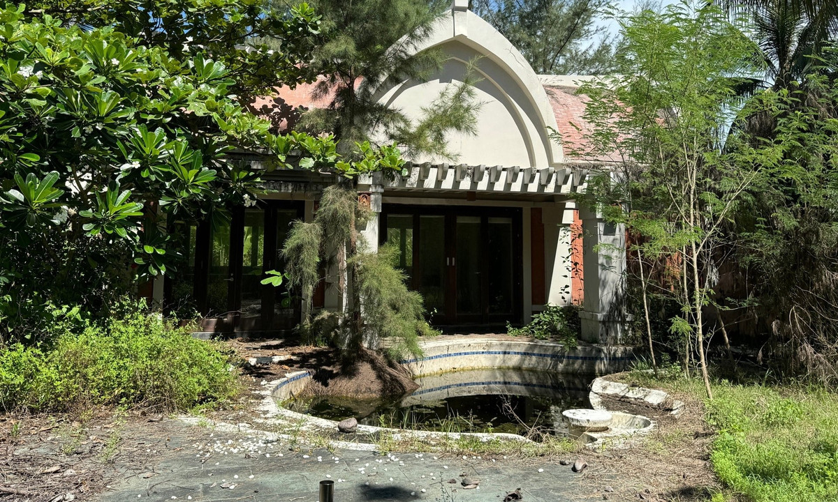 Resort xây dựng trên diện tích 10ha, có 31 biệt thự, gồm 18 biệt thự vườn, 11 biệt thự hồ và 2 biệt thự sát biển được thiết kế từ cảm hứng kiến trúc truyền thống Chăm-pa. (Ảnh: VietnamFinace).