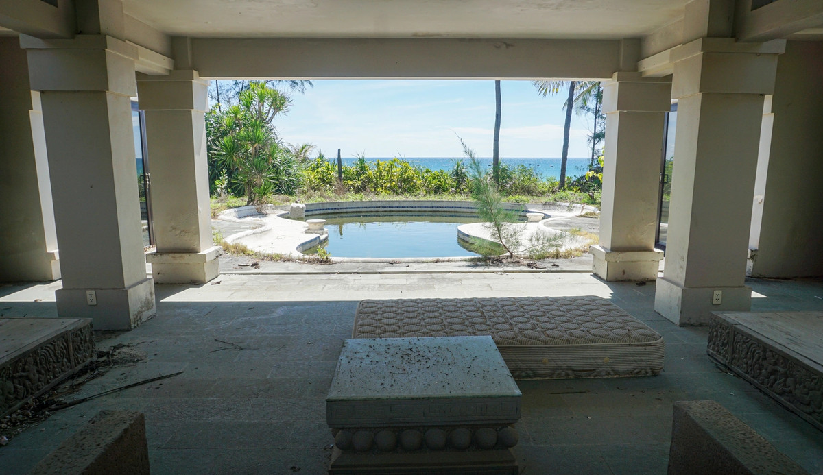 Hồ bơi ở phía trước các biệt thự bỏ hoang lâu ngày. (Ảnh: Dân Trí).