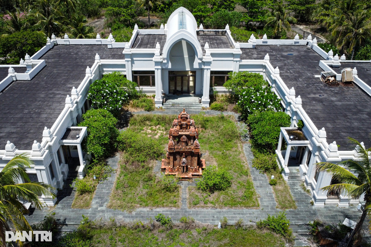 Mỗi biệt thự đều có hồ bơi riêng, sân vườn, phòng tắm với bồn tắm riêng biệt trong vườn nhà. Giá thuê biệt thự tại đây từng dao động từ 8-14 triệu đồng/đêm. Trên các trang đặt phòng trực tuyến thì thông báo resort hiện không tiếp nhận đặt phòng. (Ảnh: Dân Trí).