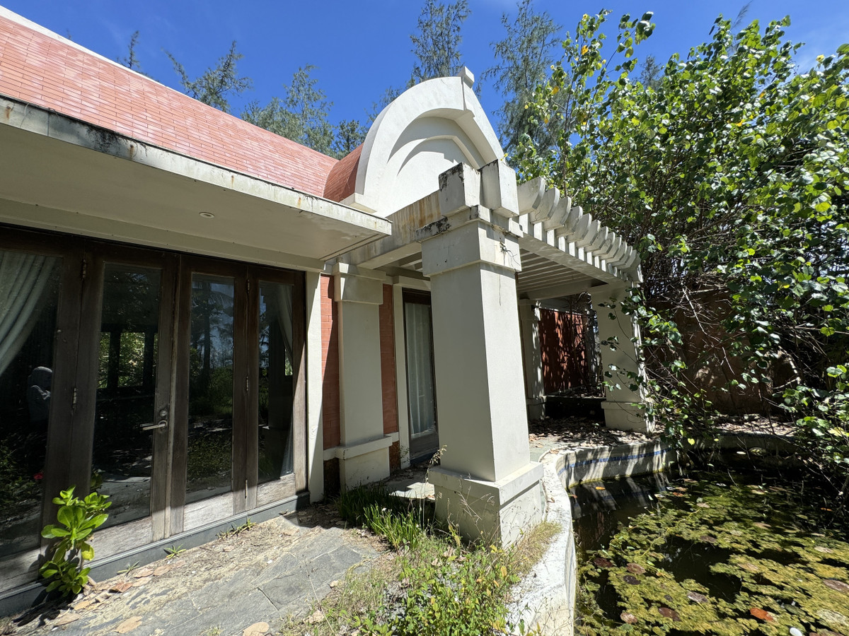 Các biệt thự ở đây có dấu hiệu bị xuống cấp. (Ảnh: Người lao động).