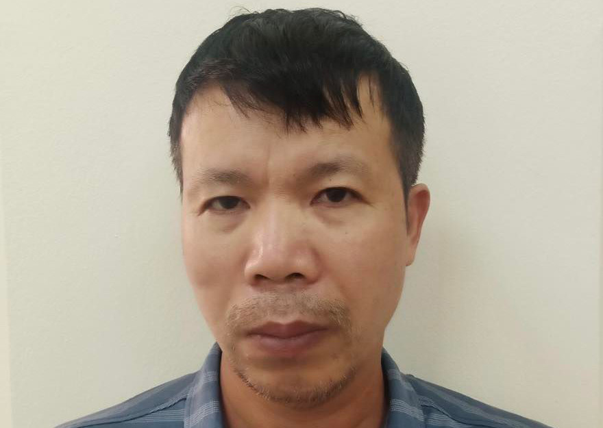  Khởi tố 'ứng viên' đi xin việc xách trộm máy tính của công ty: Đào Văn Toàn (SN 1973, trú quận Đống Đa, Hà Nội) đến văn phòng ở ngõ 193 Trung Kính, quận Cầu Giấy để xin việc. Vào tầng 1 không có ai, đối tượng đi tiếp lên tầng 3, vào một phòng làm việc và thấy bên trong không có ai, nên đã lấy trộm 1 chiếc máy tính xách tay nhãn hiệu HP, 1 chiếc túi da và 1 phong bì có 57 triệu đồng tiền mặt. Ngày 27/8, Công an quận Cầu Giấy cho biết đã khởi tố bị can đối với Đào Văn Toàn.