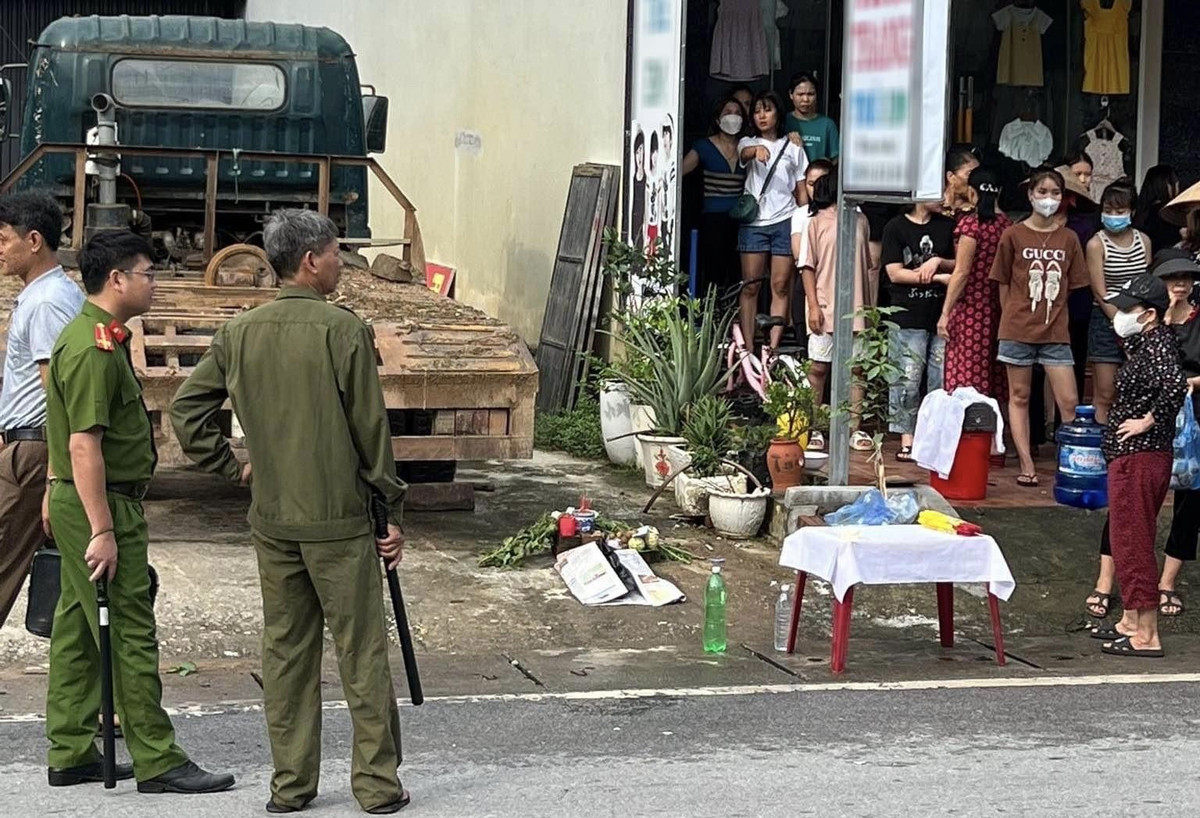  Phát hiện thi thể trẻ sơ sinh bị vứt ven đường: Sáng 27/8, tại khu 13, xã Hoàng Xá, huyện Thanh Thủy, tỉnh Phú Thọ, hai người thu gom rác phát hiện xác bé trai 6-7 tháng tuổi trong túi nilon màu đen để trong thùng rác ven đường. Những người này đã báo lực lượng chức năng địa phương, hiện vụ việc đang được cơ quan chức năng điều tra, làm rõ. 