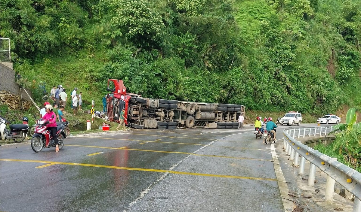 Hoa Binh: Xe dau keo lat nghieng tren quoc lo, tai xe tu vong