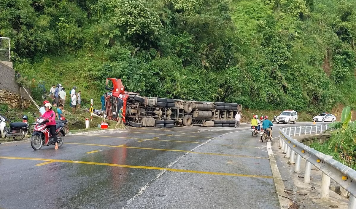 Hoa Binh: Xe dau keo lat nghieng tren quoc lo, tai xe tu vong