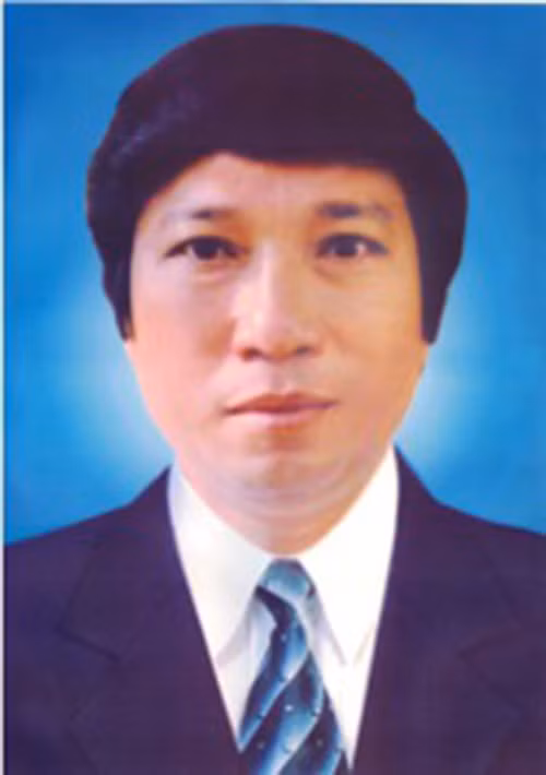 Đồng chí Hồ Đức Việt - Bí thư thứ nhất nhiệm kỳ VI (1992-1996) sinh ngày 13/8/1947, mất năm 2013, quê quán: Xã Quỳnh Đôi, huyện Quỳnh Lưu, tỉnh Nghệ An. Chức vụ: Nguyên Ủy viên T.Ư Đảng khóa VII; VIII, IX, X; nguyên Ủy viên Bộ Chính trị, Bí thư Trung ương Đảng khóa X; Đại biểu Quốc hội khóa IX, X, XI, XII; nguyên Trưởng Ban Tổ chức T.Ư Đảng. Đồng chí được tặng Huân chương Độc lập hạng nhất, Huân chương Lao động hạng nhất; Huy hiệu 40 năm tuổi Đảng và nhiều huân, huy chương cao quý khác. 