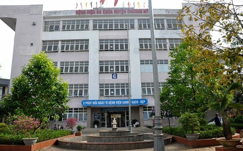 Theo lời khai ban đầu, Tuyến là công nhân lao động trên địa bàn và đang mắc lừa số tiền hơn 10 triệu đồng. Khi biết đồng nghiệp đang có nhu cầu nhận con nuôi, Tuyến đã nghĩ ra việc bắt cóc trẻ sơ sinh trong bệnh viện với mong muốn được người này cảm ơn số tiền lớn. Hiện Cơ quan điều tra đang tạm giữ Nguyễn Thị Tuyến để điều tra về hành vi chiếm đoạt người dưới 16 tuổi.