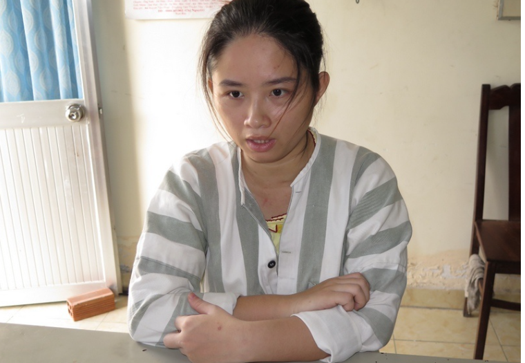 Sáng hôm sau, lợi dụng lúc mọi người không có ở phòng, Trâm bế bé trai bỏ trốn. Để xóa dấu vết, Trâm thay đổi 3 lần xe ôm để về nhà chồng ở xã Bình Hưng, huyện Bình Chánh. Sau 4 ngày, Công an tìm ra Trâm và yêu cầu người nhà khuyên ra đầu thú. Quá trình điều tra, Trâm thừa nhận bắt cóc bé trai với ý định đem bán. Mở rộng vụ án, cảnh sát phát hiện đường dây mua bán trẻ em lớn và bắt giữ cặp vợ chồng Ngô Thị Lan (SN 1970) và Tưởng Đình Thương (SN 1982, trú tại Hải Phòng) cầm đầu.