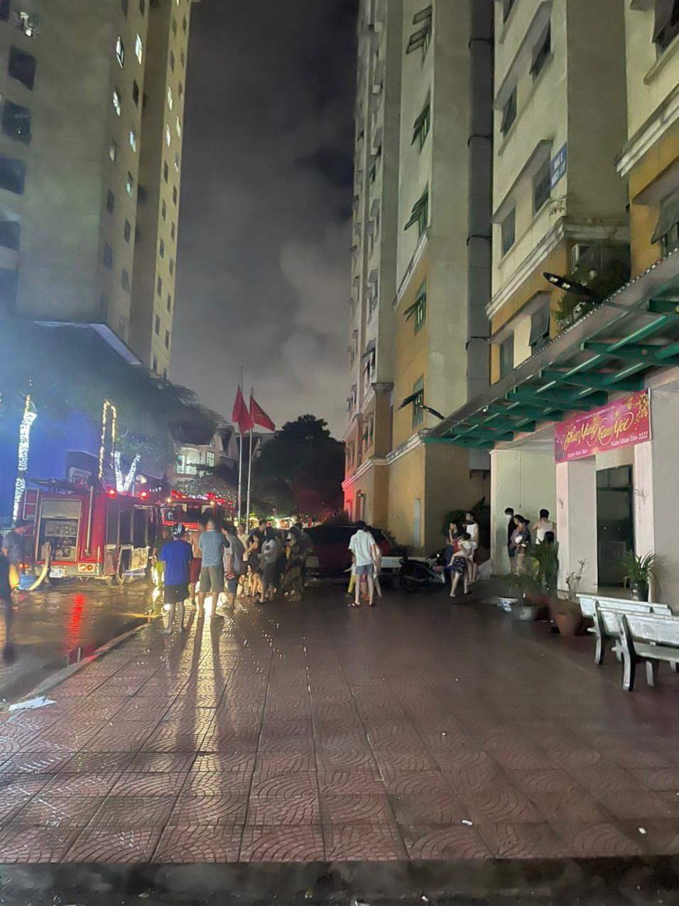 Ít phút sau, ngọn lửa được khống chế. Công an quận Nam Từ Liêm cho biết thêm, hỏa hoạn bùng lên từ khu vực phòng kỹ thuật của tòa chung cư. Cơ quan chức năng không ghi nhận thương vong trong sự cố. 