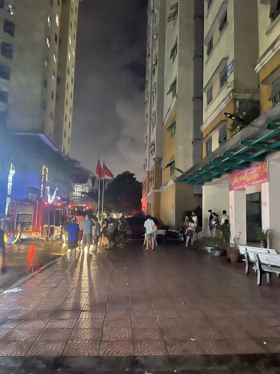 Ít phút sau, ngọn lửa được khống chế. Công an quận Nam Từ Liêm cho biết thêm, hỏa hoạn bùng lên từ khu vực phòng kỹ thuật của tòa chung cư. Cơ quan chức năng không ghi nhận thương vong trong sự cố. 