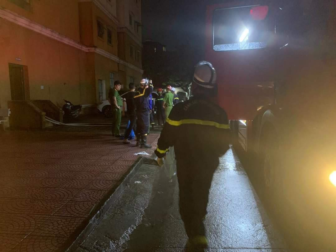 Ha Noi: Chay chung cu An Sinh, cot khoi den boc cao ngun ngut-Hinh-2