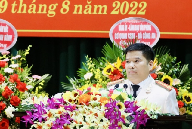 Phát biểu nhận nhiệm vụ, đại tá Đặng Trọng Cường khẳng định, trên cương vị là Giám đốc Công an tỉnh Ninh Bình sẽ tiếp tục tu dưỡng rèn luyện, phát huy khả năng, kinh nghiệm để cùng với Đảng ủy, Ban giám đốc Công an tỉnh hoàn thành tốt mọi nhiệm vụ chính trị được giao với mục tiêu giữ vững an ninh chính trị, TTATXH, góp phần thúc đẩy phát triển kinh tế xã hội của tỉnh. (Ảnh: VOV)