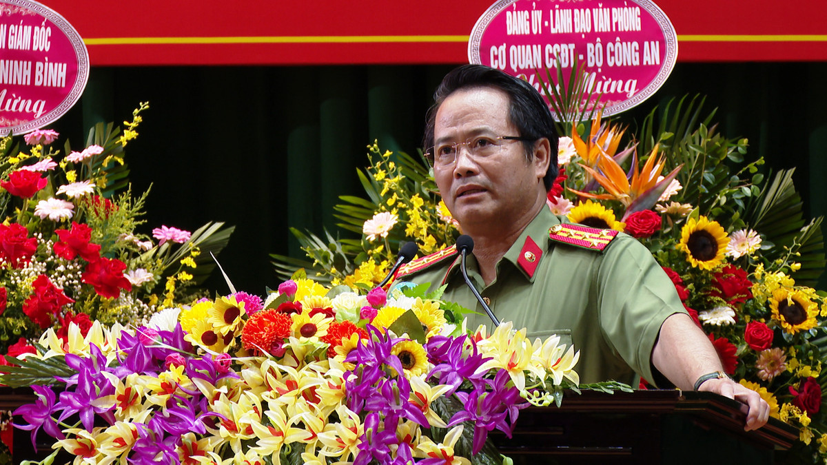 Ngày 29/8, tại trụ sở Công an tỉnh Ninh Bình đã diễn ra lễ công bố quyết định của Bộ trưởng Bộ Công an về công tác cán bộ. Thay mặt Đảng ủy Công an Trung ương, lãnh đạo Bộ Công an, Thượng tướng Trần Quốc Tỏ - Thứ trưởng Cộ Bông an, đã công bố Quyết định điều động và bổ nhiệm đại tá Phạm Văn Sơn - Giám đốc Công an tỉnh Ninh Bình, đến nhận công tác và giữ chức vụ Cục trưởng Cục Hậu cần, Bộ Công an. (Ảnh: ĐPTTHNB)