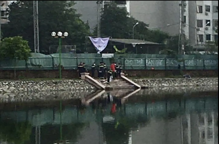 Ngày 23/8, Công an quận Thanh Xuân cho biết, đơn vị đang điều tra vụ việc một nam thanh niên tử vong dưới hồ Đầm Hồng (địa phận giáp ranh giữa phường Khương Đình và Khương Trung, quận Thanh Xuân). 