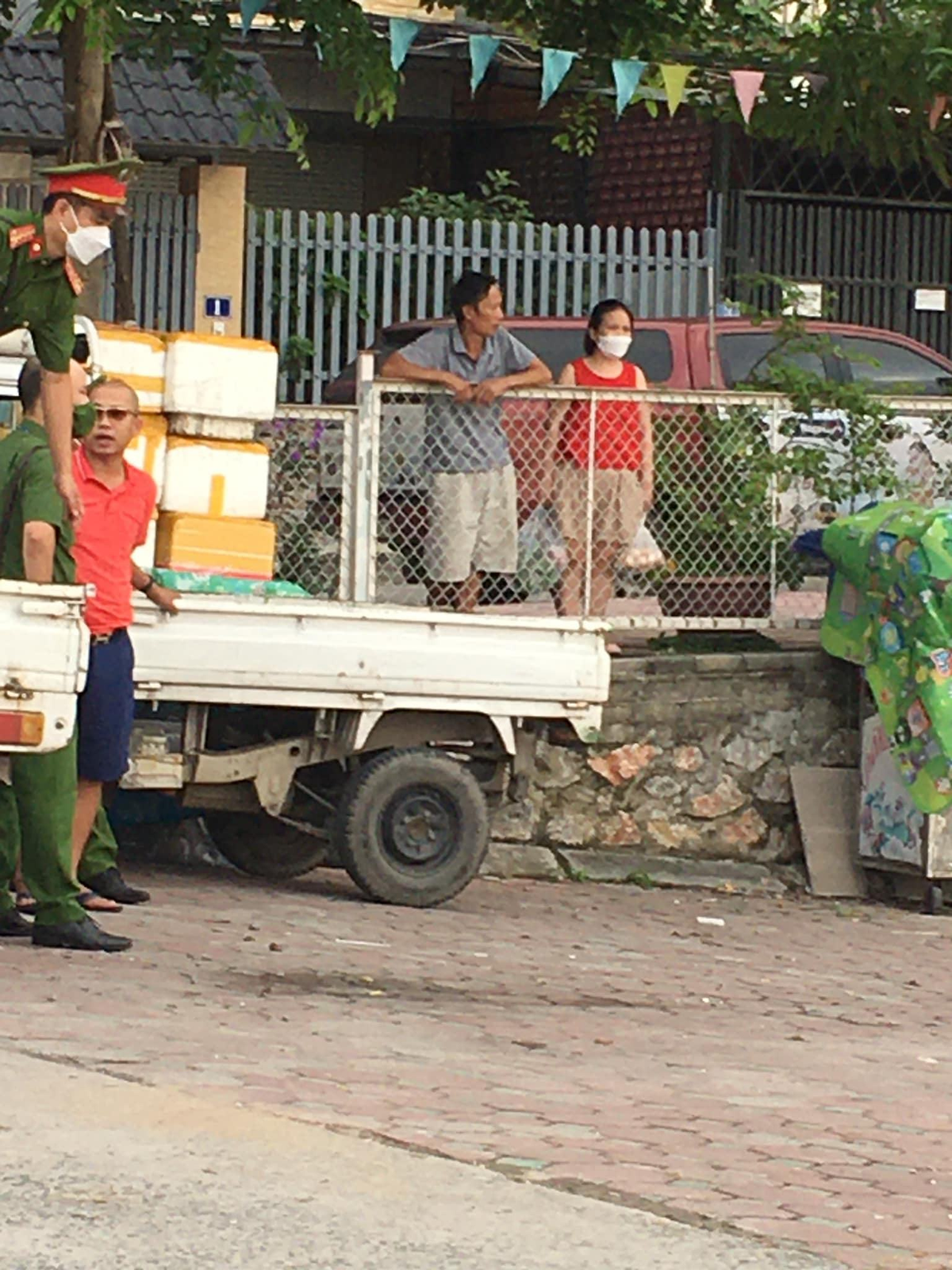 Theo một số nhân chứng tại hiện trường, nạn nhân là nam, tuổi từ 23 - 25, mặc quần áo thể thao. Bước đầu nghi vấn, do xô xát trong lúc đá bóng giữa 2 nhóm thanh niên dẫn đến tử vong. Địa điểm xảy ra sự việc sát với một sân bóng. 