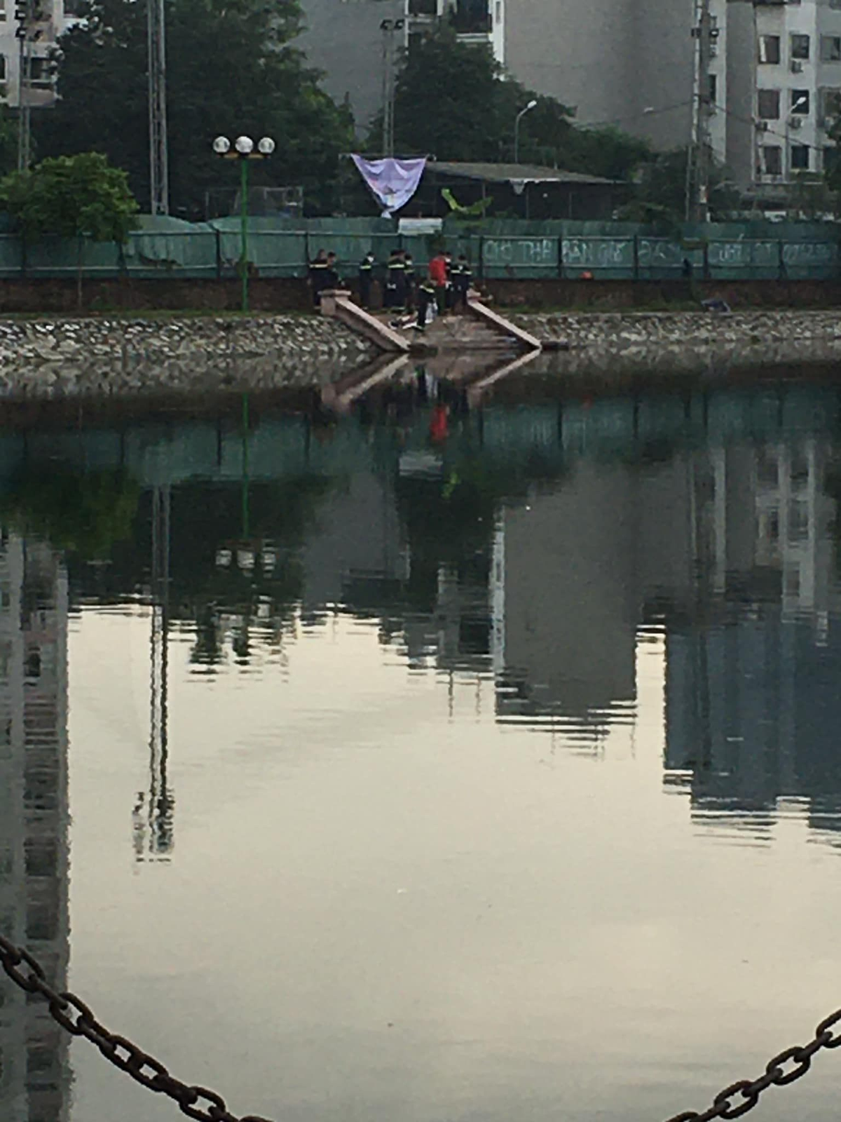 Hiện vụ phát hiện thi thể nam thanh niên mặc quần áo thể thao dưới hồ ở Hà Nội đang được cơ quan chức năng điều tra, làm rõ. 