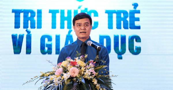 Từ tháng 6/2010 đến tháng 9/2016, ông Bùi Quang Huy giữ các chức vụ: Phó trưởng Ban Thanh niên trường học, Trung ương Đoàn, sau đó là Phó Chánh Văn phòng Trung ương Đoàn, Phó Chủ nhiệm Ủy ban Kiểm tra Trung ương Đoàn và Trưởng Ban Thanh niên trường học Trung ương Đoàn, Giám đốc Trung tâm hỗ trợ và phát triển sinh viên Việt Nam, Trưởng Ban Tổ chức Trung ương Đoàn.