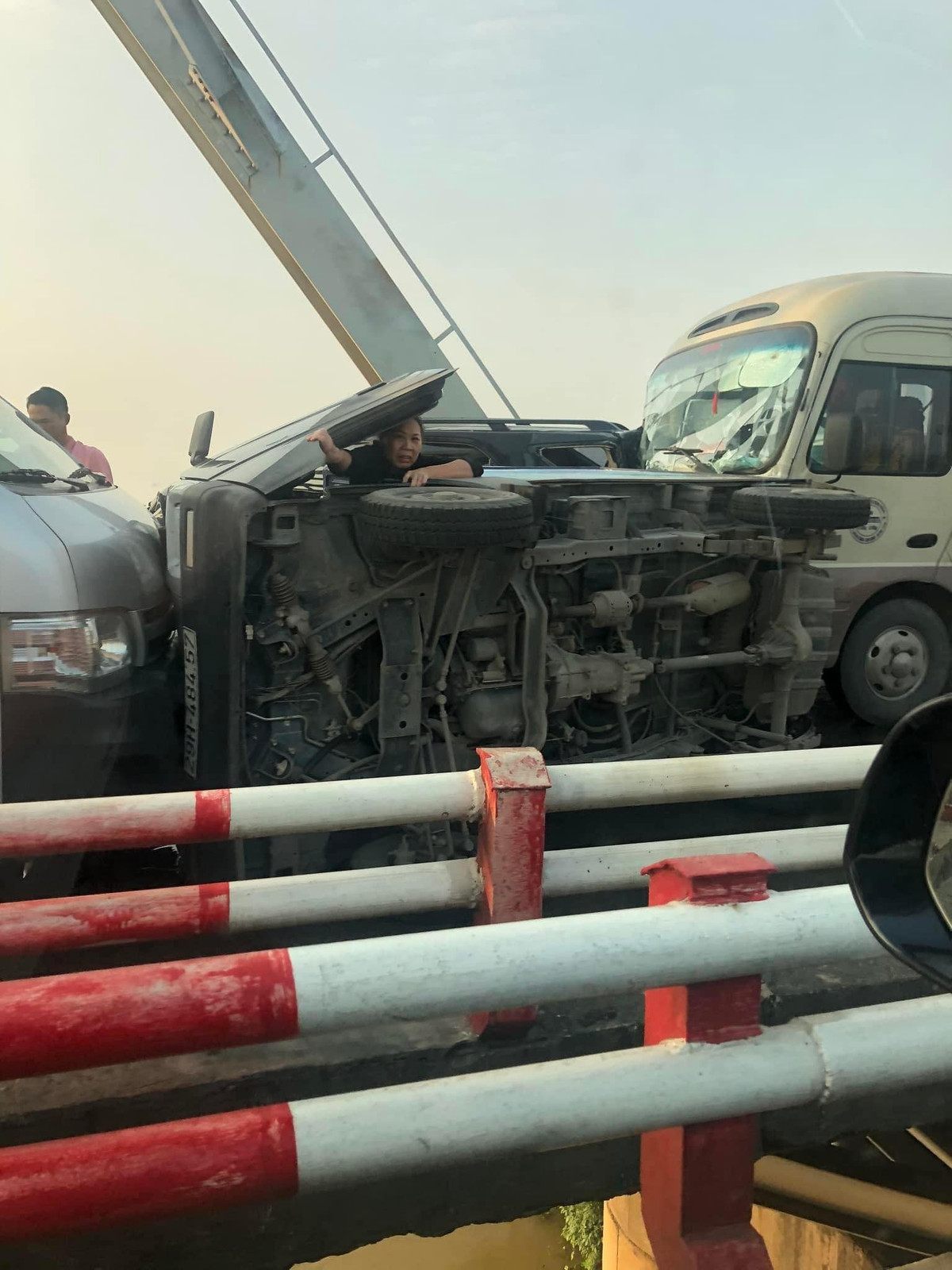 Theo đó, vào khoảng 6h30, tại làn ô tô trên cầu Chương Dương, 6 chiếc ô tô đã bất ngờ đâm liên hoàn khiến giao thông trên cầu ùn tắc cục bộ. Nhận được tin báo, lực lượng chức năng đã có mặt để lập hồ sơ, bảo vệ hiện trường. Đội CSGT số 1 cũng bố trí lực lượng phân luồng giao thông tại 2 đầu cầu Chương Dương. 