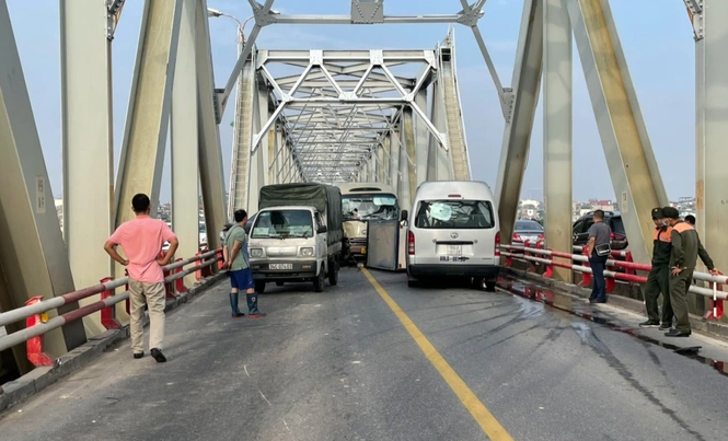 Được biết, khoảng gần 8h, giao thông qua lại cầu lưu thông trở lại bình thường. Vụ việc không gây thiệt hại về người, tất cả các phương tiện trong vụ tai nạn đã được di chuyển về bãi để phục vụ việc điều tra. 