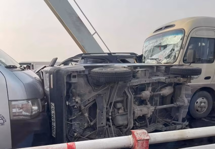 Tại hiện trường, một chiếc ô tô tải loại nhỏ bị kẹt cứng giữa 2 xe ô tô khách, lật nghiêng nằm chắn giữa làn ô tô trên cầu Chương Dương. Ngoài ra, 5 chiếc ô tô khác bị va liên hoàn, vỡ móp phần đầu xe và đuôi xe. Hiện trường vương vãi các mảnh vỡ và kính sau vụ va chạm liên hoàn. 