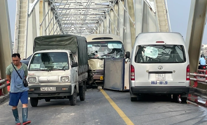 Đội Cảnh sát giao thông (CSGT) số 1 cho biết, đơn vị đang phối hợp với Công an quận Hoàn Kiếm, Hà Nội điều tra, làm rõ vụ tai nạn liên hoàn tại làn ô tô trên cầu Chương Dương, hướng từ Long Biên sang Hoàn Kiếm.