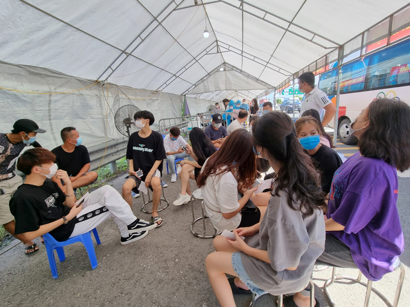 Em Nguyễn Phương Anh (học sinh nội trú lớp 12 ở Sơn Tây, Hà Nội về quê tại huyện Cát Hải, Hải Phòng) thông tin, đoàn của cháu gần 20 người toàn là các bạn học sinh về quê nghỉ hè. "Em đã test xong xét nghiệm nhanh COVID-19, và phải trả phí cho một lần xét nghiệm là 230.000 đồng", em Anh thông tin.