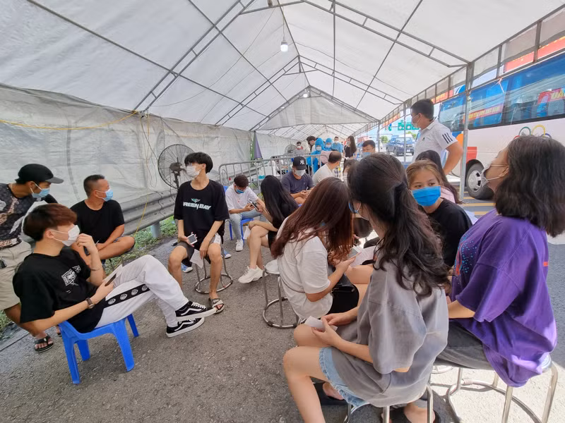 Em Nguyễn Phương Anh (học sinh nội trú lớp 12 ở Sơn Tây, Hà Nội về quê tại huyện Cát Hải, Hải Phòng) thông tin, đoàn của cháu gần 20 người toàn là các bạn học sinh về quê nghỉ hè. "Em đã test xong xét nghiệm nhanh COVID-19, và phải trả phí cho một lần xét nghiệm là 230.000 đồng", em Anh thông tin.