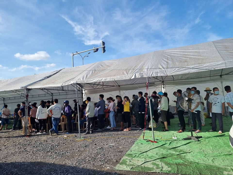 Chị Nguyễn Thị Hiền - một phụ huynh đi cùng theo xe cho biết, mỗi lần đi lại như thế này hai mẹ con phải trả mất 460.000 đồng. Nếu 1 tháng cứ đi như thế này làm mấy lần chắc cũng mất đến tiền triệu cho việc xét nghiệm. 