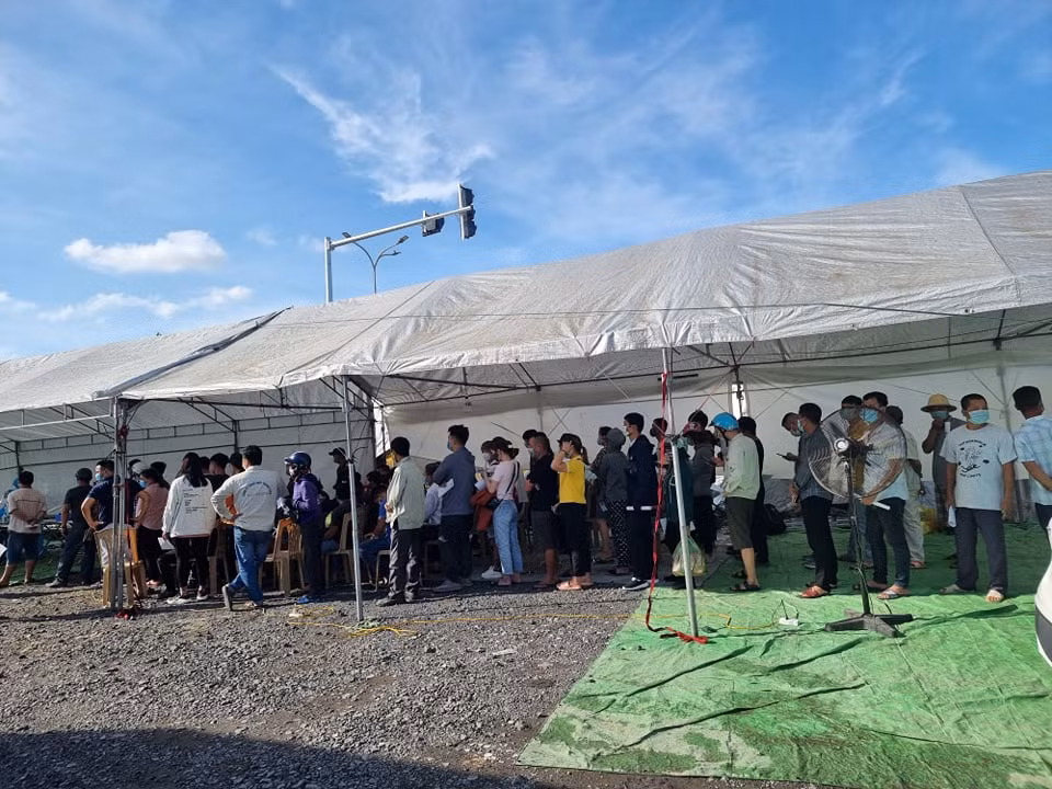 Chị Nguyễn Thị Hiền - một phụ huynh đi cùng theo xe cho biết, mỗi lần đi lại như thế này hai mẹ con phải trả mất 460.000 đồng. Nếu 1 tháng cứ đi như thế này làm mấy lần chắc cũng mất đến tiền triệu cho việc xét nghiệm. 