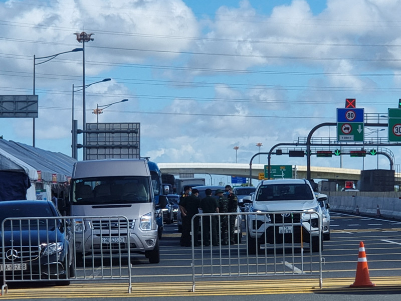 Tại chốt kiểm soát Đình Vũ, nơi các phương tiện khi đi qua đoạn cao tốc Hạ Long - Hải Phòng cho thấy các phương tiện cũng xếp thành hàng dài, nối đuôi nhau chờ vào làm test nhanh COVID-19. 