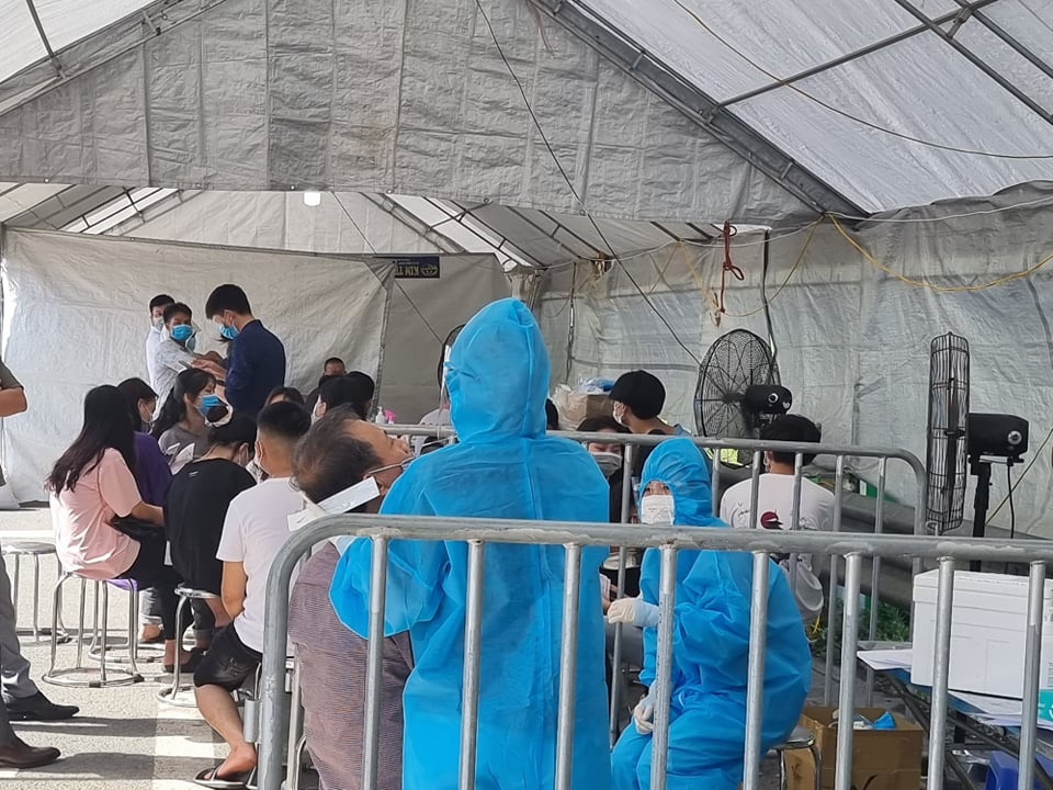 Mỗi khu vực đều có biển hiệu để người dân thực hiện khai báo và làm các thủ tục cần thiết nhưng khu vực ngồi chờ lấy giấy test nhanh là đông nhất.