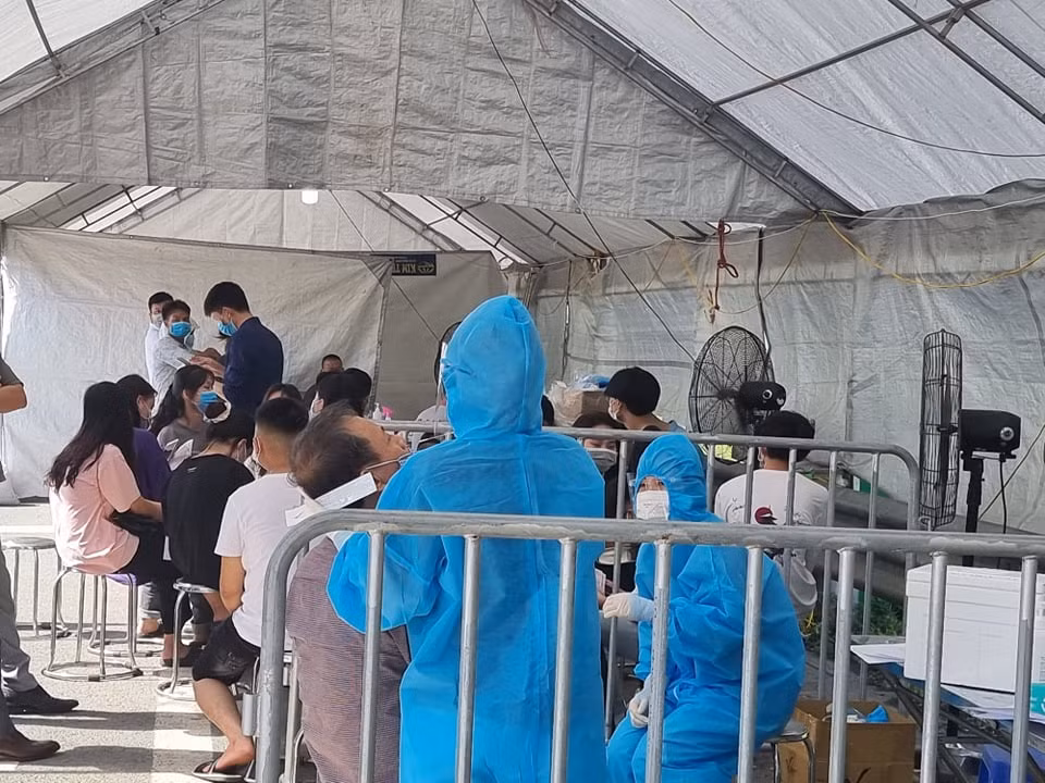 Mỗi khu vực đều có biển hiệu để người dân thực hiện khai báo và làm các thủ tục cần thiết nhưng khu vực ngồi chờ lấy giấy test nhanh là đông nhất.