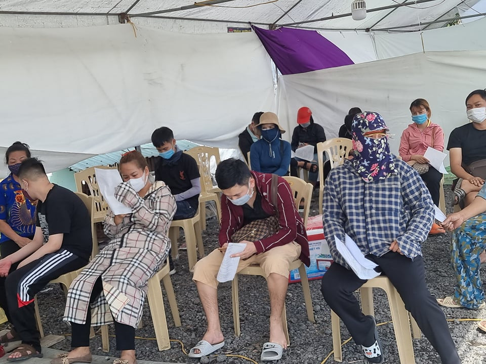 ''Hơn nữa nếu giả sử trong số hàng chục người ngồi chờ ở đây mà có ai đó bị dương tính thì chắc chắn chúng tôi lại không thể về nhà. Vì tôi quan sát thì thấy các ghế được xếp ngồi gần nhau, không có khoảng cách như khuyến cáo của Bộ y tế theo thông điệp 5K", chị Hiền nói. 