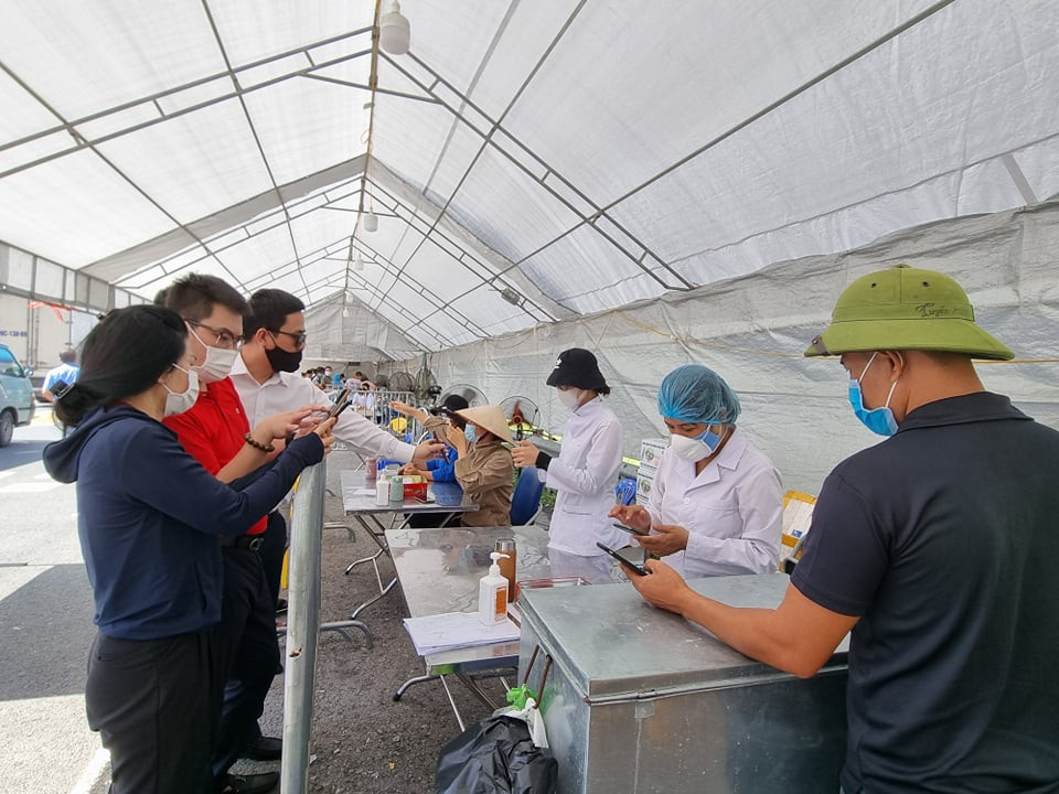 Người dân chờ test COVID-19.