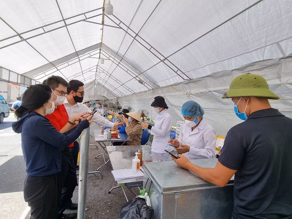 Người dân chờ test COVID-19.