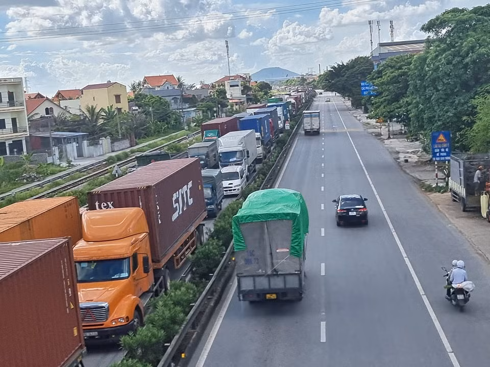 Canh tac QL5 do Hai Phong test nhanh COVID-19 tai chot kiem soat