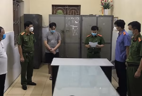  Quá trình truy vết, tiến hành xét nghiệm các bệnh nhân Phạm Phương Th. (xã Hoàng Diệu, huyện Gia Lộc, tỉnh Hải Dương); anh Nguyễn Văn V. (khu 2, phường Việt Hòa, TP Hải Dương) và anh Nguyễn Văn L. (số 25 Nguyễn Thị Duệ, TP Hải Dương) và một số trường hợp nhiễm bệnh COVID-19 tại khu vực xóm Gốc Mít, phố Đội Cấn, phố Hoàng Văn Thụ, TP Hải Dương cũng được xác định có liên quan đến Đào Duy Tùng và chị Nguyễn Thị T. UBND tỉnh Hải Dương đã ban hành Quyết định số 1396, 1413 ngày 11/5/2021, Quyết định số 1460 ngày 14/5/2021, Quyết định số 1527 ngày 21/5/2021 về áp dụng biện pháp thiết lập vùng cách ly y tế để phòng chống dịch Covid -19 tại nhiều khu vực trên địa bàn Tp Hải Dương.