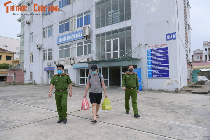 Do không tìm được việc làm nên Tùng muốn về Việt Nam. Ngày 20/4/2021 Tuấn và một người Lào đưa Tùng đến bến xe. Tại đây, Tùng được bố trí đi qua biên giới bằng cách ngồi trong thùng xe ô tô container (không rõ biển số, hãng xe) về tỉnh Quảng Trị. Sau đó Tùng đi xe khách về Hải Phòng.