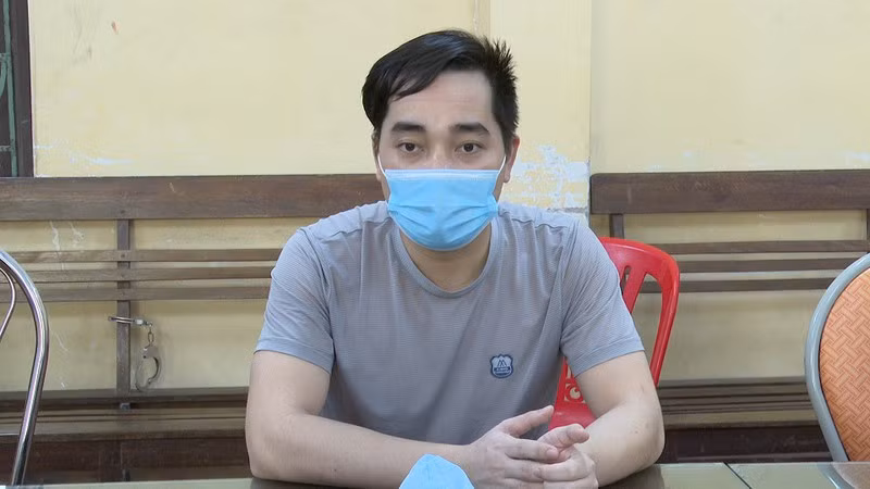 Theo cáo trạng, bị cáo Đào Duy Tùng (SN 1989, trú tại số 42 Hàm Nghi, phường Hải Tân, TP Hải Dương) là lao động tự do. Khoảng cuối tháng 3/2021 Tùng liên lạc qua ứng dụng zalo với Đào Anh Tuấn (có quan hệ họ hàng) khi đó đang lao động tự do tại Viên Chăn, Lào) hỏi anh Tuấn sang làm cùng.