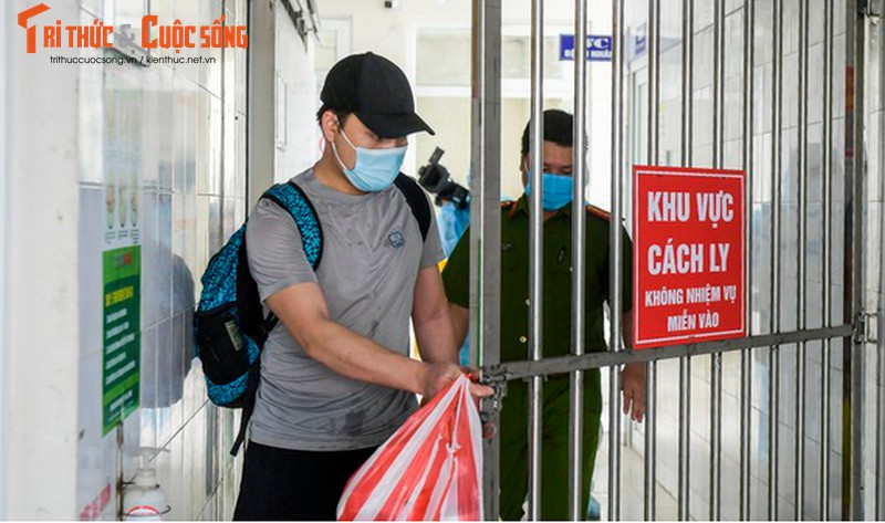 Ngày 29/4/2021 Tùng có biểu hiện ho, mệt mỏi nên chị T. bảo Tùng đi khám nhưng Tùng không đi. Chị T. thuê người đến truyền nước cho Tùng. Khoảng 15h ngày 30/4/2021, Tuấn từ bên Lào và gọi điện cho Tùng qua ứng dụng Zalo thông báo cho Tùng biết có anh Trương Văn Sĩ là người đã tiếp xúc với Tùng ở bên Lào đã bị nhiễm vi rút SARS-CoV- 2. Lúc này Tùng nghi ngờ bản thân mình bị nhiễm vi rút Sars – CoV- 2 nhưng không đi khai báo y tế mà tiếp tục bảo chị T. thuê người truyền nước và tiêm cho Tùng.