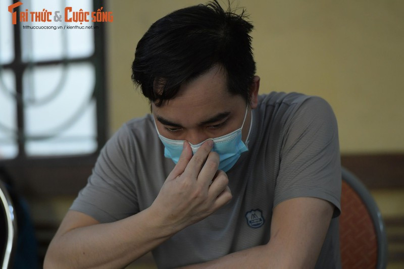 Sau khi được Đào Anh Tuấn hướng dẫn, Tùng đến bến xe Đông Hà, tỉnh Quảng Trị rồi có người đưa sang Viêng Chăn. Tùng về nhà trọ của Tuấn ở gần Trung tâm hội nghị quốc gia thủ đô Viên Chăn.