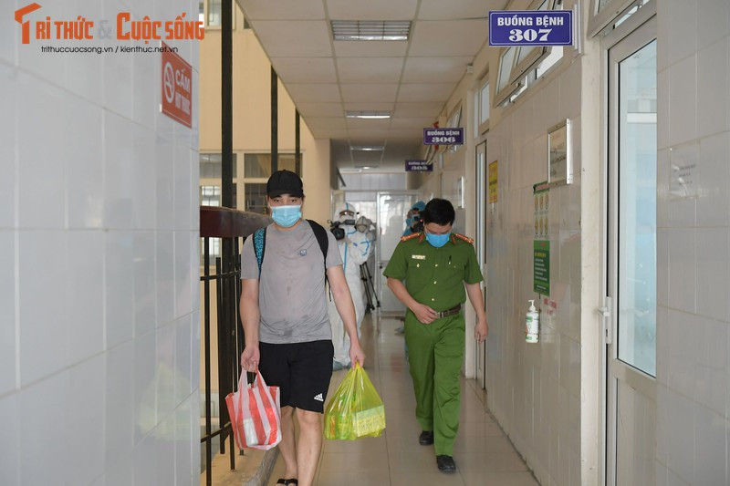 Thời gian ở cùng Tuấn (5/4/2021 đến ngày 20/4/2021), Tùng thường xuyên tiếp xúc, ăn uống, đi chơi cùng với anh Trương Văn Dũng, anh Trương Văn Sĩ, đều đăng ký hộ khẩu thường trú tại xã Diễn Trường, huyện Diễn Châu, tỉnh Nghệ An; chị Ngọc, chị Nhung (đều không rõ địa chỉ) và khoảng 20 người khác Tùng không biết tên gồm cả người Việt Nam và người Lào.